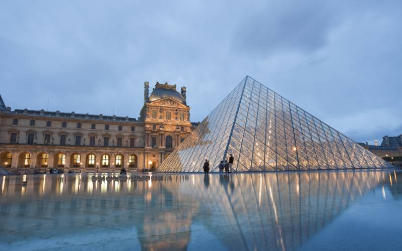 Louvre culture pyramide
